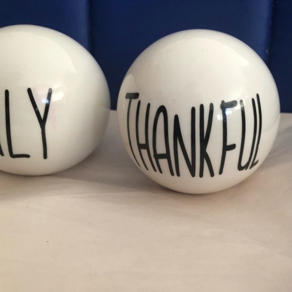 2 Ivory ceramic farmhouse tabletop paper weight decor Love Family Thankful new - Picture 4 of 15